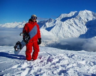  En las alturas de las montañas una tabla de snowboard